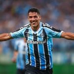 Suárez procura direção do Grêmio e informa desejo de se aposentar, diz rádio