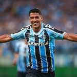 Suárez procura direção do Grêmio e informa desejo de se aposentar, diz rádio