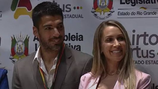 Suárez recebeu a medalha do mérito Farroupilha acompanhado da esposa, Sofia Balbi