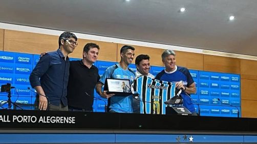 Suárez recebeu uma placa em sua homenagem