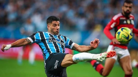 Suárez tenta acertar chute de primeira em duelo com o Flamengo, na Arena