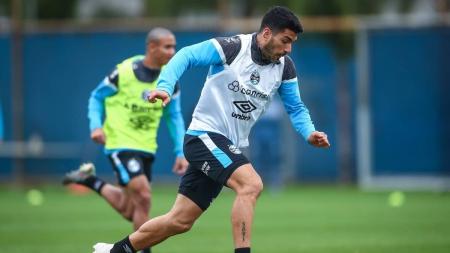 Suárez treinou normalmente nesta segunda-feira (24)