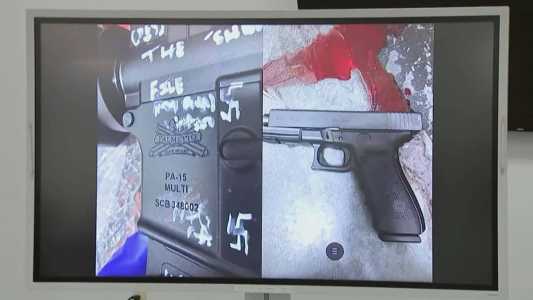 Suástica foi desenhada a mão em uma das armas
