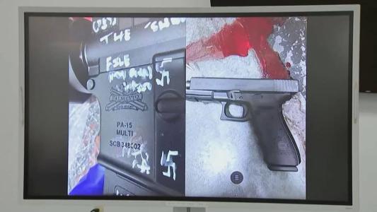 Suástica foi desenhada a mão em uma das armas
