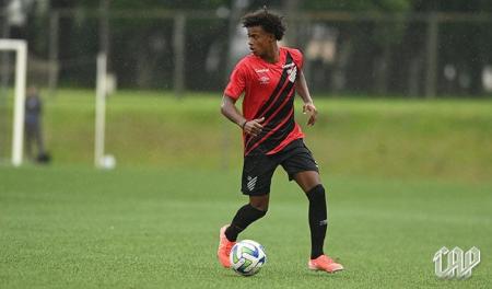 Bruno Braga, do Athletico-PR, durante partida do Brasileirão Sub-17
