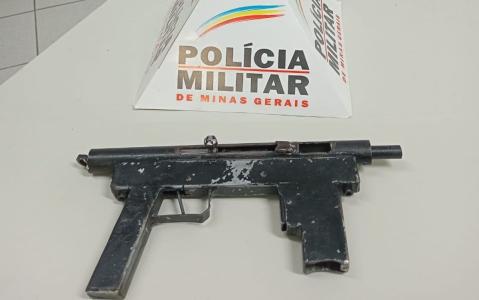 Foto mostra submetralhadora apreendida pela Polícia Militar em Governador Valadares (MG)