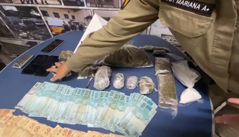 Casal que transportava drogas é preso ao tentar subornar policiais em blitz na Grande BH