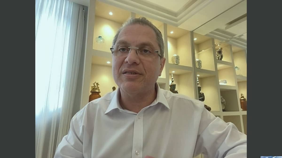 Subvariante Éris tem pouco impacto, mas é fundamental ter atenção, diz infectologista