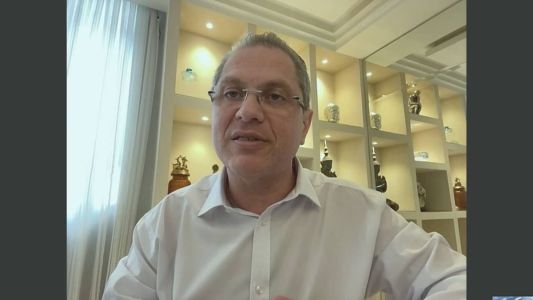 Subvariante Éris tem pouco impacto, mas é fundamental ter atenção, diz infectologista.