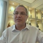 Subvariante Éris tem pouco impacto, mas é fundamental ter atenção, diz infectologista