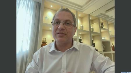 Subvariante Éris tem pouco impacto, mas é fundamental ter atenção, diz infectologista.