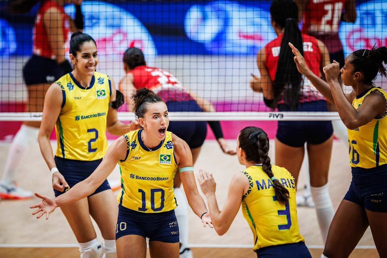 Brasil vira contra República Dominicana e avança às quartas do Mundial Feminino de Vôlei