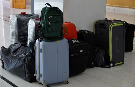 Imagem ilustrativa de malas de viagem no chão de um aeroporto