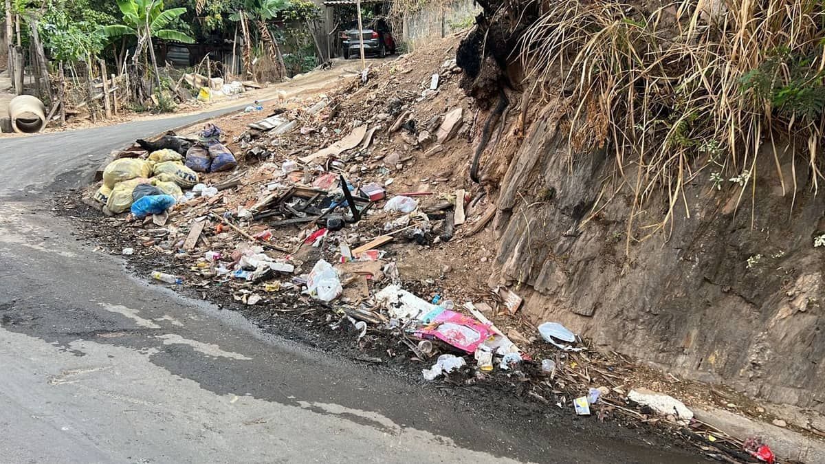 Lixo espalhado no Granja de Freitas incomoda moradores: “o pessoal não respeita”