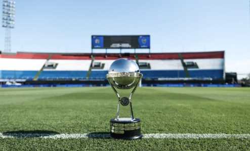 Troféu da Copa Sul-Americana no Estádio ueno Defensores del Chaco para a final de 2025