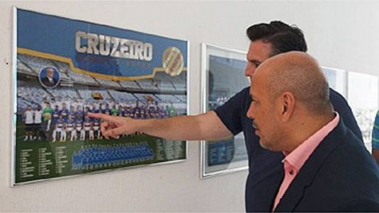 Superintendente da base celeste, Bruno Vicintin mostra Lucas Silva no time campeão de 2013