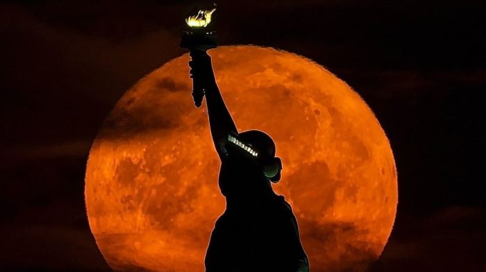 Superlua ilumina Estátua da Liberdade, em Nova York Superlua ilumina Estátua da Liberdade, em Nova York
