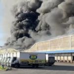 Incêndio de grandes proporções destrói galpão dos Supermercados BH, no ES
