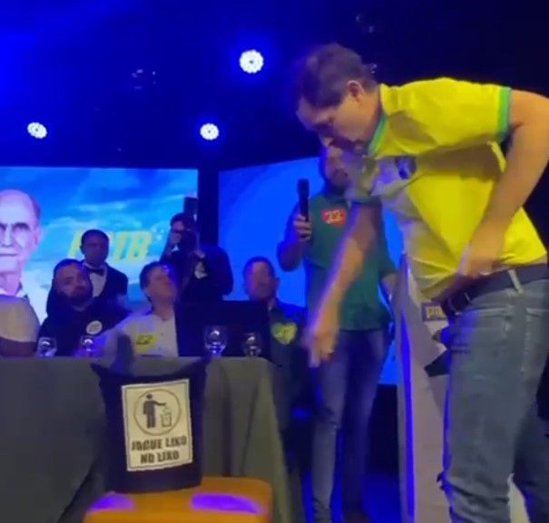 Suplente de Cleitinho entrega cargo de vice-presidente do Republicanos e joga camisa do partido no lixo