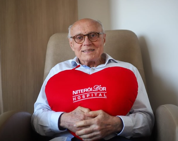 Eduardo Suplicy tem alta no RJ após cirurgia: 'Meu coração foi renovado'