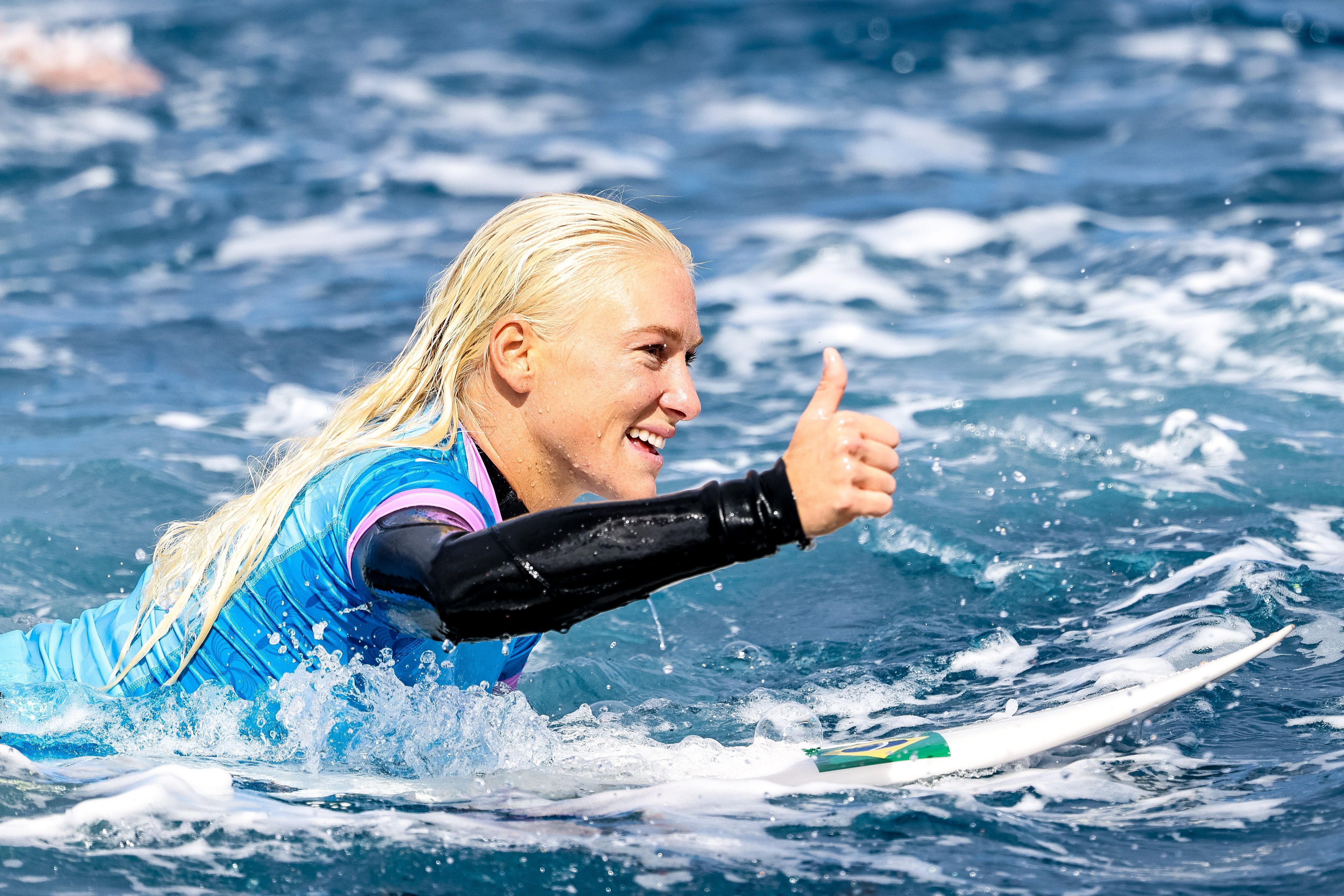Paris 2024: Weston-Webb controla bateria, vence espanhola e vai à semi no surfe