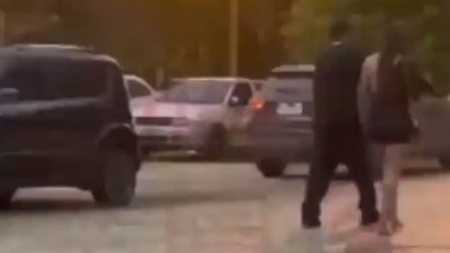 Surfista foi flagrado ao lado de mulher misteriosa