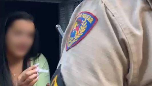 Suspeita foi filmada xingando os policiais