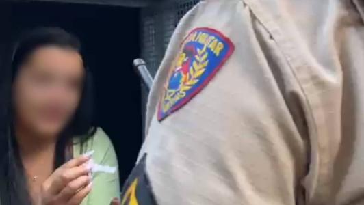 Suspeita foi filmada xingando os policiais