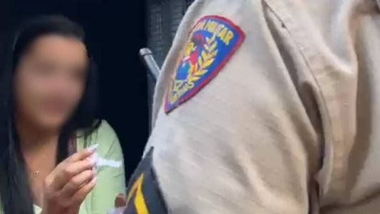 Suspeita foi flagrada xingando policiais