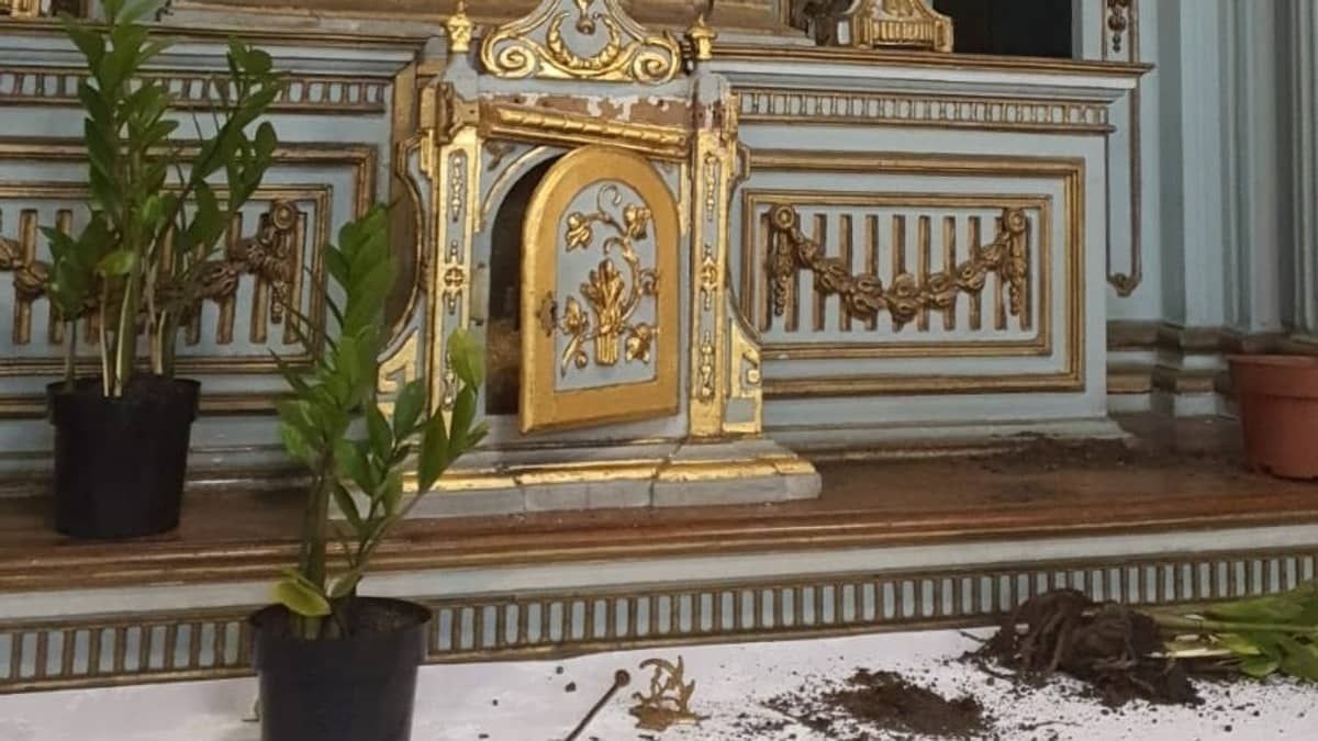Vídeo: mulher invade igreja, furta R$ 150, vasos de plantas e até hóstias