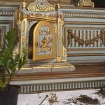 Vídeo: mulher invade igreja, furta R$ 150, vasos de plantas e até hóstias