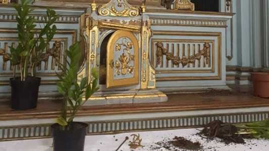 Suspeita furtou itens e deixou muita bagunça na catedral