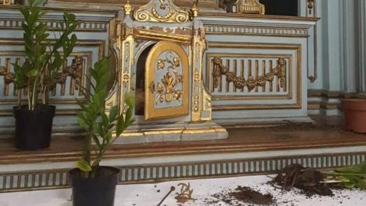 Suspeita furtou itens e deixou muita bagunça na catedral