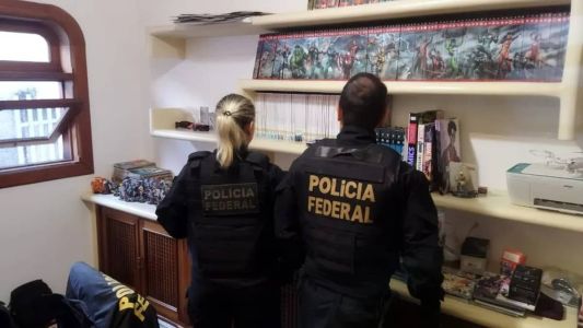 Suspeito armazenada pornografia infantil, arma e drogas em casa
