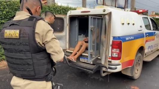Suspeito chorou ao ser retirado do camburão da viatura