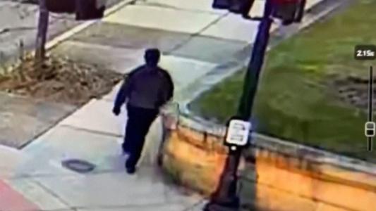 Imagem de circuito fechado de TV, divulgada pelo Departamento de Polícia de Providence, mostra o suspeito do tiroteio na Universidade Brown caminhando por uma rua perto do campus em Providence, em 13 de dezembro de 2025