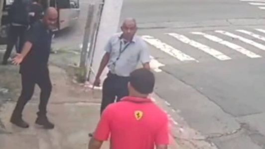 Suspeito é o homem de vermelho na imagem