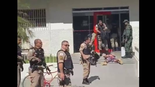 Suspeito é rendido por policiais militares em frente à agência do Bradesco