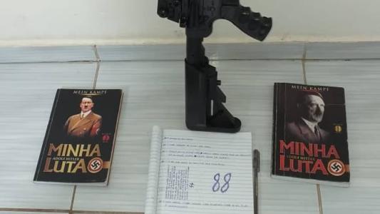 Suspeito é um jovem de 21 anos que atirou garrafas de vidro com gasolina contra duas escolas