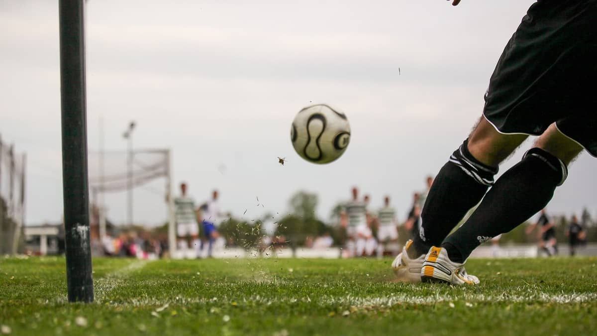 Jogador é morto em campo com 10 tiros antes de jogo de futebol em Minas