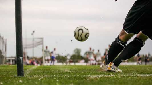 Suspeito esperou jogadores terminarem oração para executar vítima