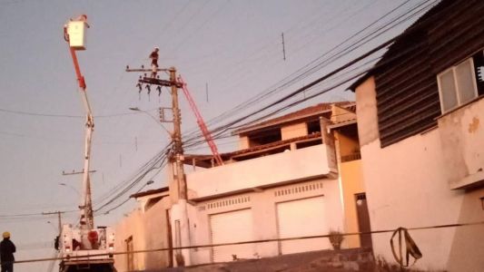 Suspeito estaria usando um pedaço de madeira para impedir que os bombeiros subam no psote