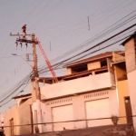 Fugindo da polícia, homem está em cima de poste há mais de 21h: 'só saio morto'