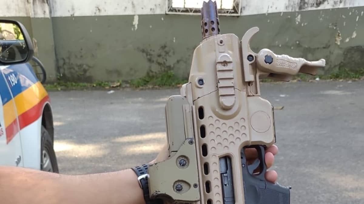 Vídeo: traficante é preso dentro de banheiro com arma de mira a laser no Aglomerado da Serra, em Belo Horizonte
