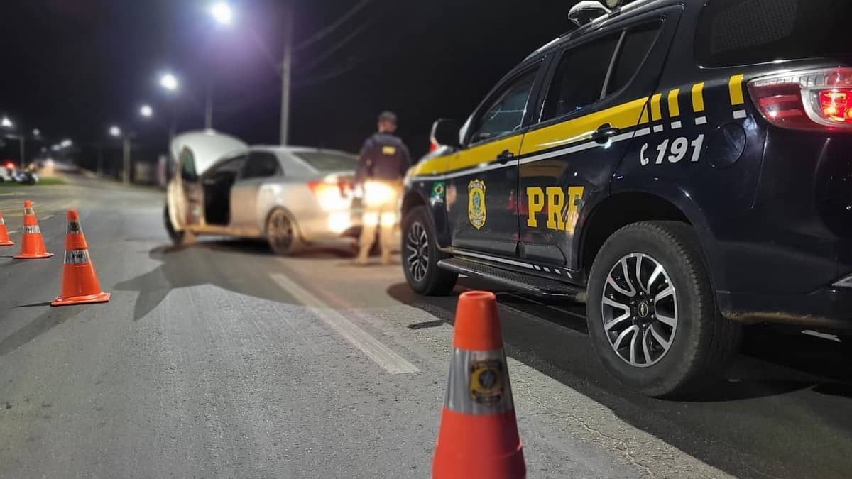 Foragido em MG é preso após ser flagrado dirigindo bêbado e dar nome falso aos policiais