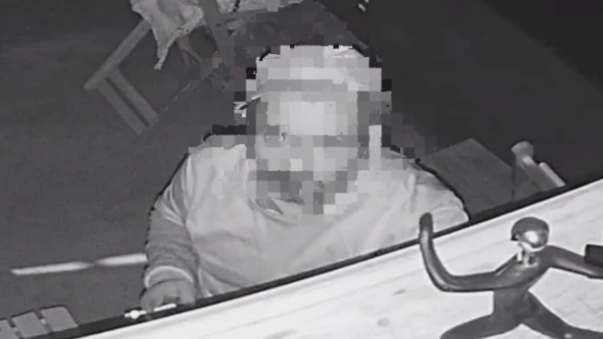 Suspeito de assaltar comércios no Camargos, em BH, é preso na casa da mãe com vinhos furtados
