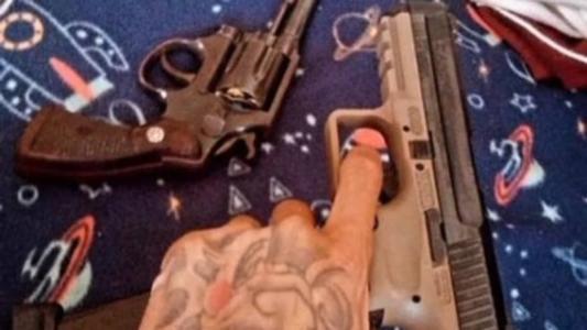 Suspeito ostentava armas, drogas e bebidas nas redes sociais