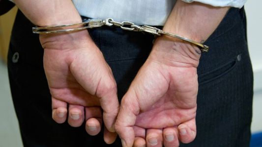 Suspeito também teria ameaçado e agredido a própria mãe