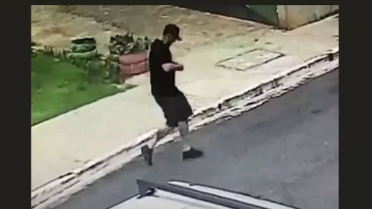 Suspeito tentando destravar a arma