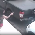 Vídeo: homem tenta arrombar viatura, briga com delegada e acaba baleado